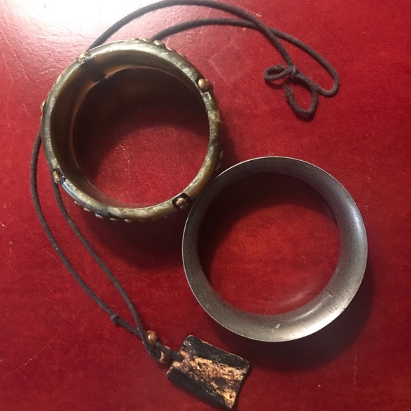 Set of Bracelets And Carved Necklace - Picture 2 of 3